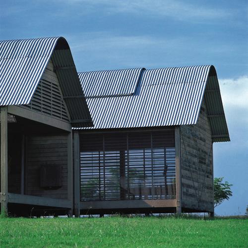 正文 比如波纹钢,这是马库特最钟爱的建筑材料,它易于弯折成形,轻巧